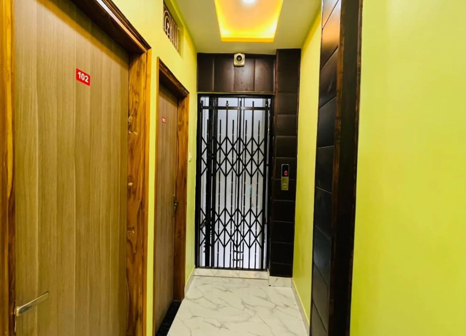A Premium Hotel Pvs Grand Near Baba Vishwanath Temple - Luxury & Spacious Rooms #Wifi #Parking #Lift & Excellent Customer Service - Best Location - Best Seller Hotel In Varanasi