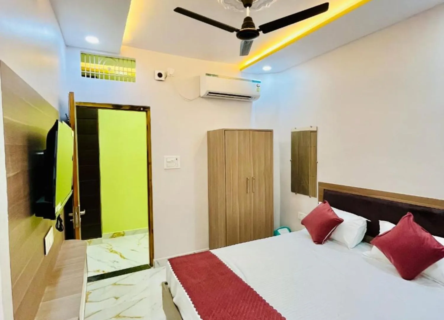 A Premium Hotel Pvs Grand Near Baba Vishwanath Temple - Luxury & Spacious Rooms #Wifi #Parking #Lift & Excellent Customer Service - Best Location - Best Seller Hotel In Varanasi 4*,