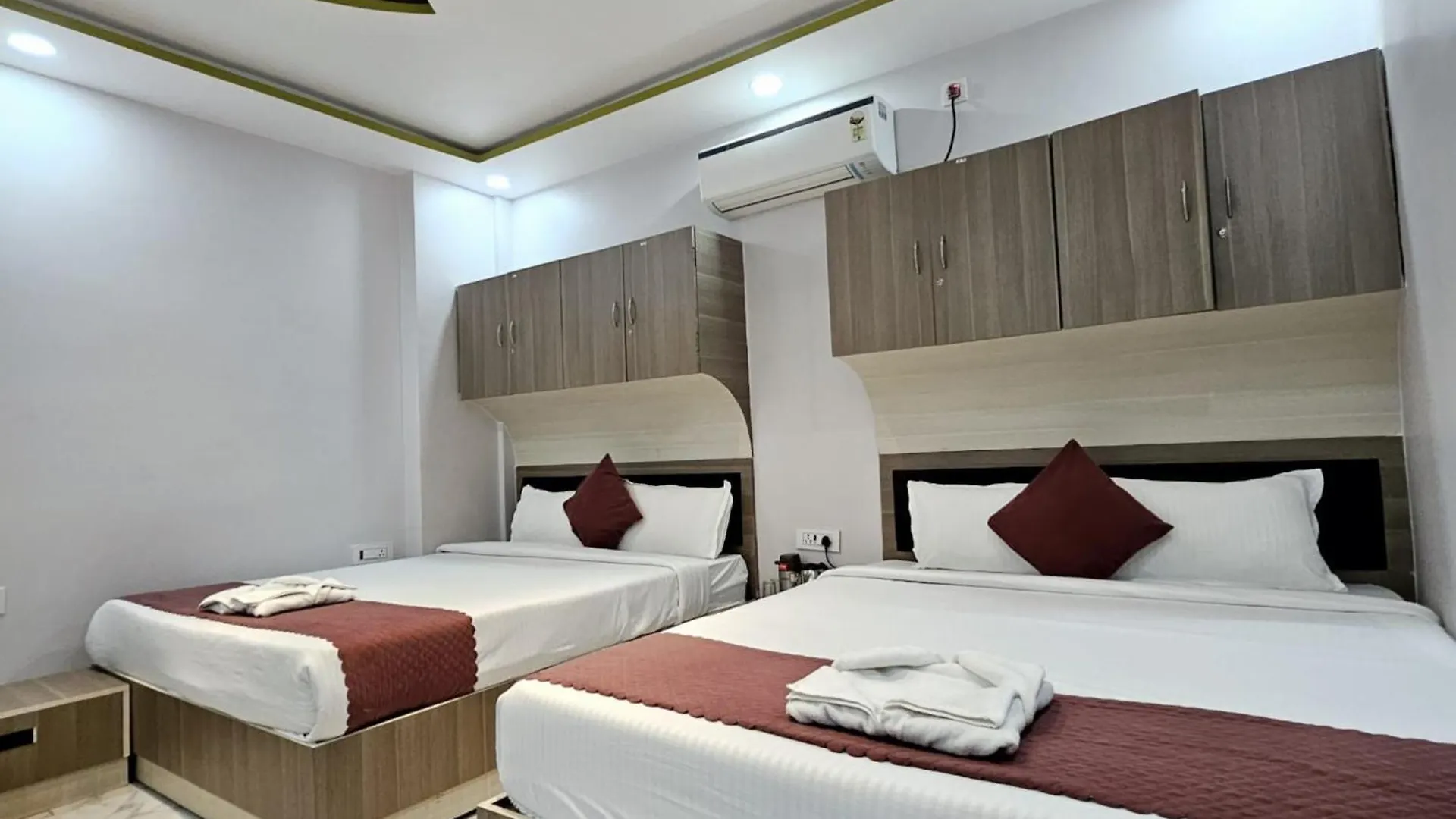 A Premium Hotel Pvs Grand Near Baba Vishwanath Temple - Luxury & Spacious Rooms #Wifi #Parking #Lift & Excellent Customer Service - Best Location - Best Seller Hotel In Varanasi