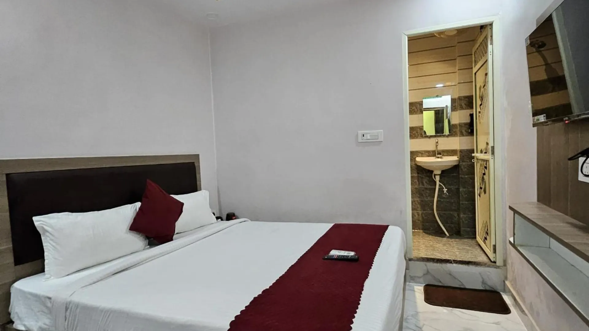 A Premium Hotel Pvs Grand Near Baba Vishwanath Temple - Luxury & Spacious Rooms #Wifi #Parking #Lift & Excellent Customer Service - Best Location - Best Seller Hotel In Varanasi