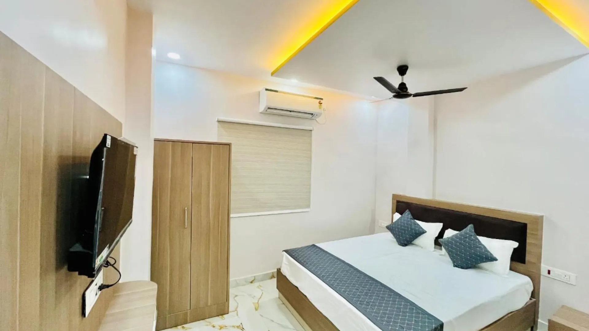 ****  A Premium Hotel Pvs Grand Near Baba Vishwanath Temple - Luxury & Spacious Rooms #Wifi #Parking #Lift & Excellent Customer Service - Best Location - Best Seller Hotel In Varanasi Ινδία