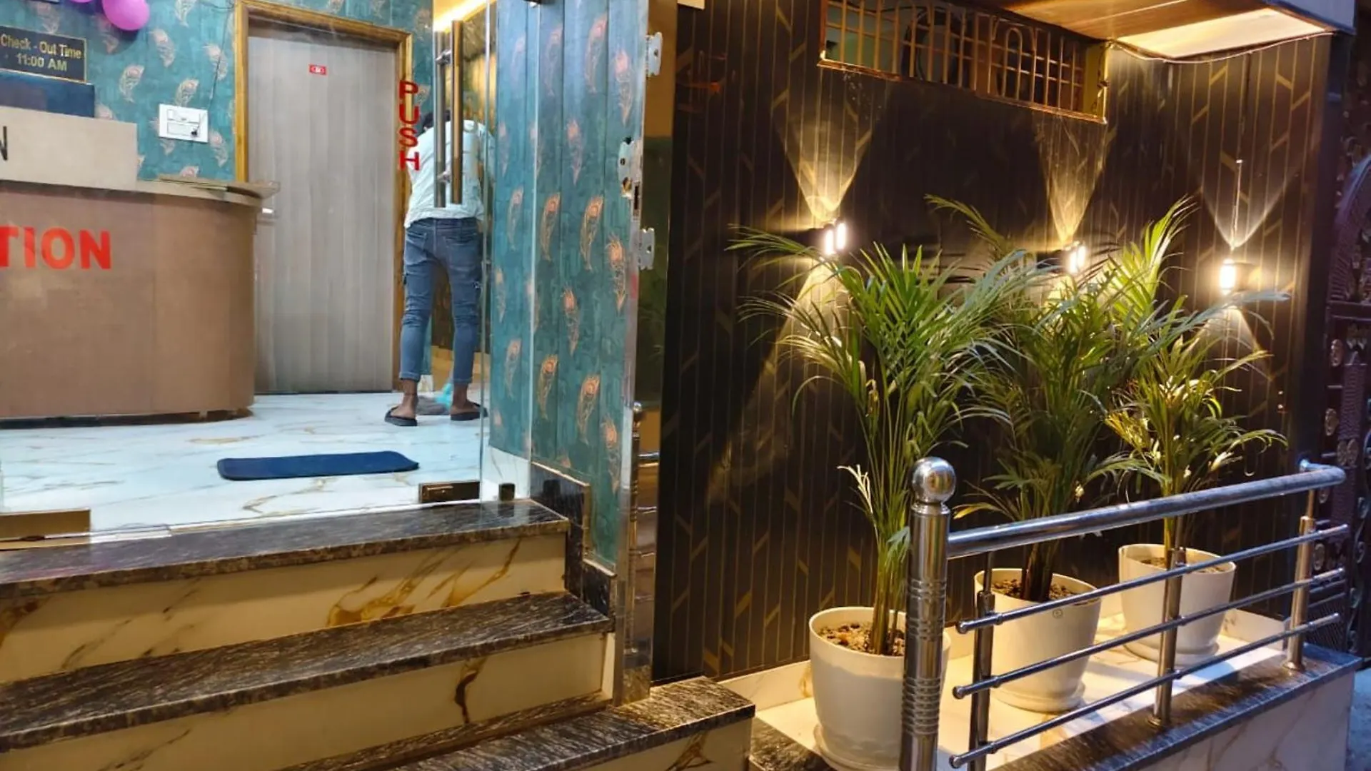 A Premium Hotel Pvs Grand Near Baba Vishwanath Temple - Luxury & Spacious Rooms #Wifi #Parking #Lift & Excellent Customer Service - Best Location - Best Seller Hotel In Varanasi 4*,  Ινδία