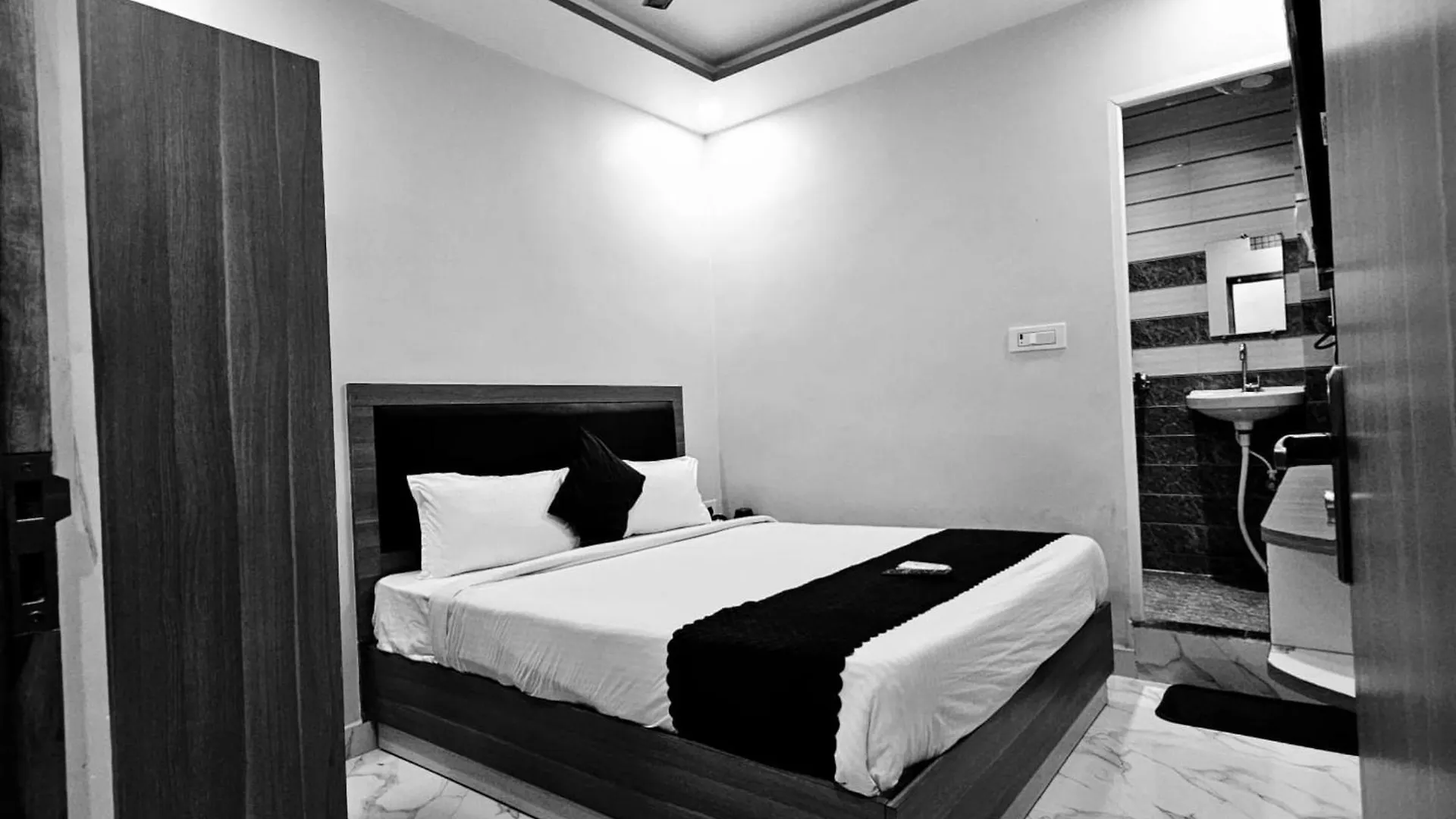 A Premium Hotel Pvs Grand Near Baba Vishwanath Temple - Luxury & Spacious Rooms #Wifi #Parking #Lift & Excellent Customer Service - Best Location - Best Seller Hotel In Varanasi