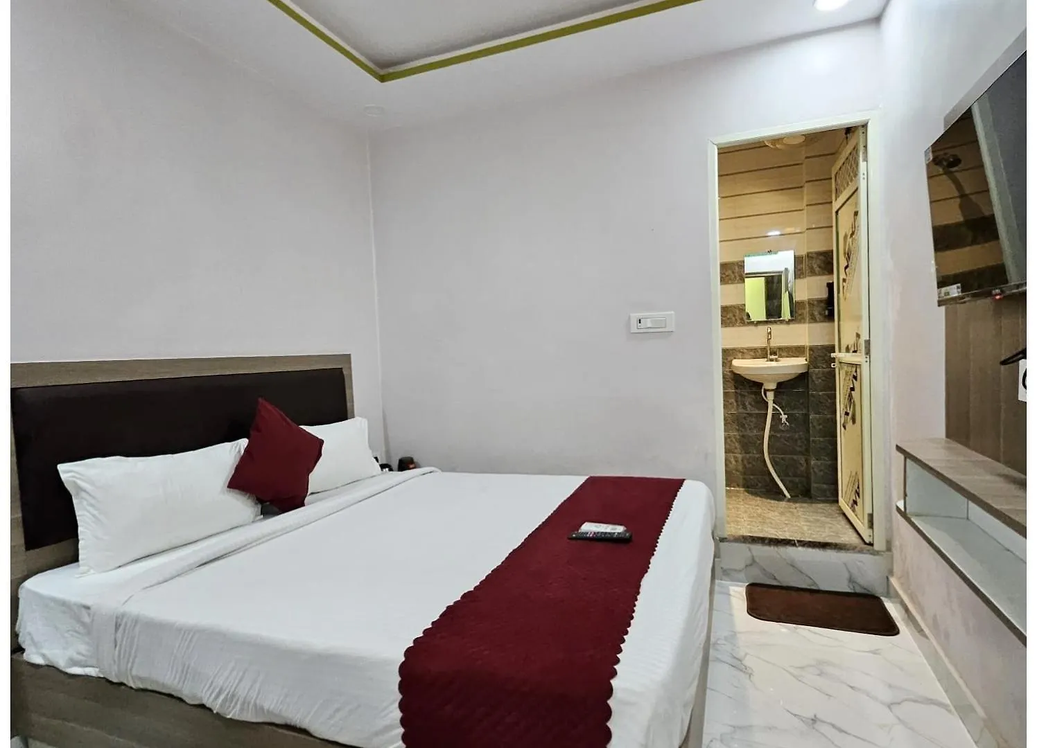 A Premium Hotel Pvs Grand Near Baba Vishwanath Temple - Luxury & Spacious Rooms #Wifi #Parking #Lift & Excellent Customer Service - Best Location - Best Seller Hotel In Varanasi 4*,