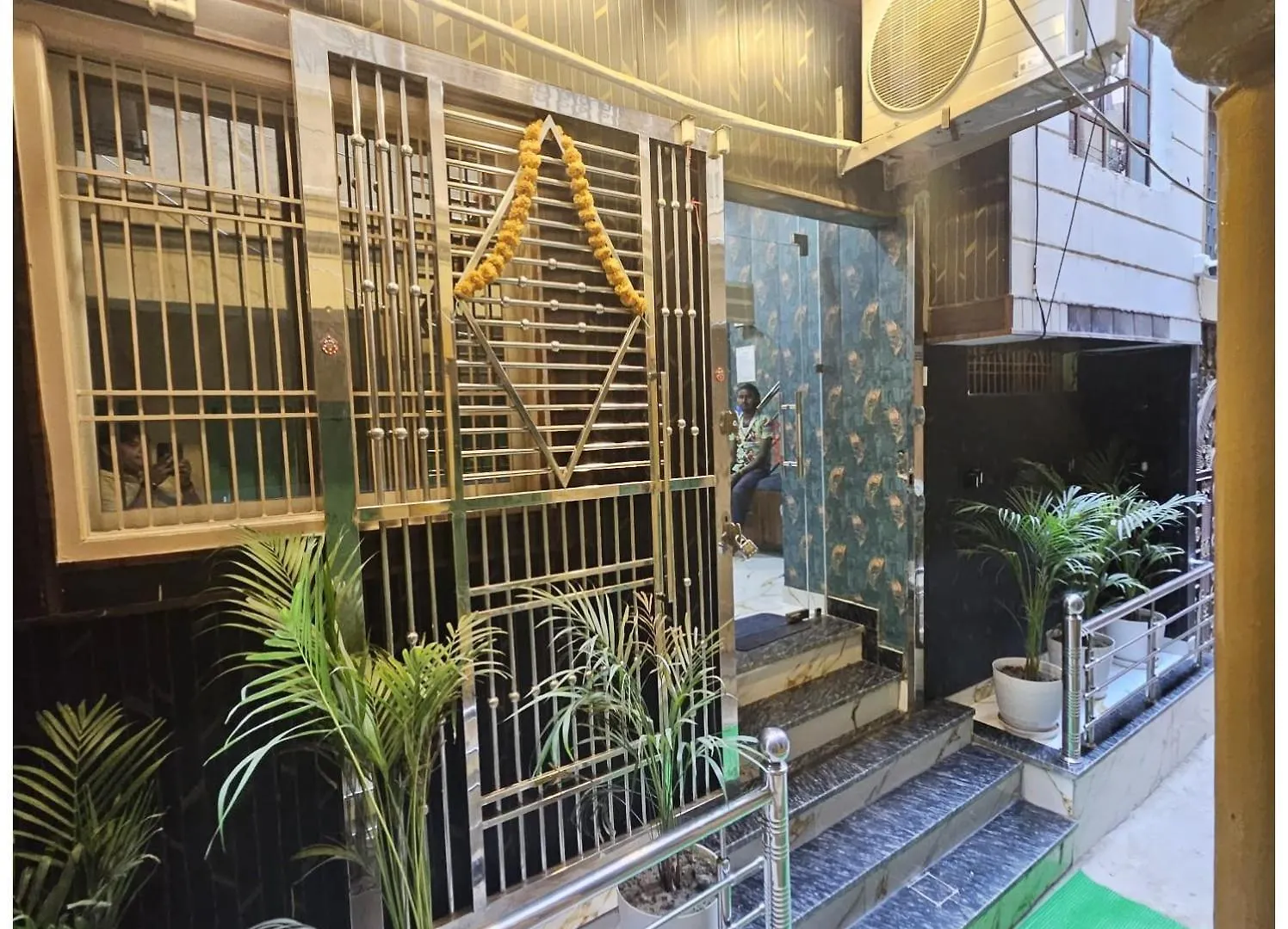 A Premium Hotel Pvs Grand Near Baba Vishwanath Temple - Luxury & Spacious Rooms #Wifi #Parking #Lift & Excellent Customer Service - Best Location - Best Seller Hotel In Varanasi