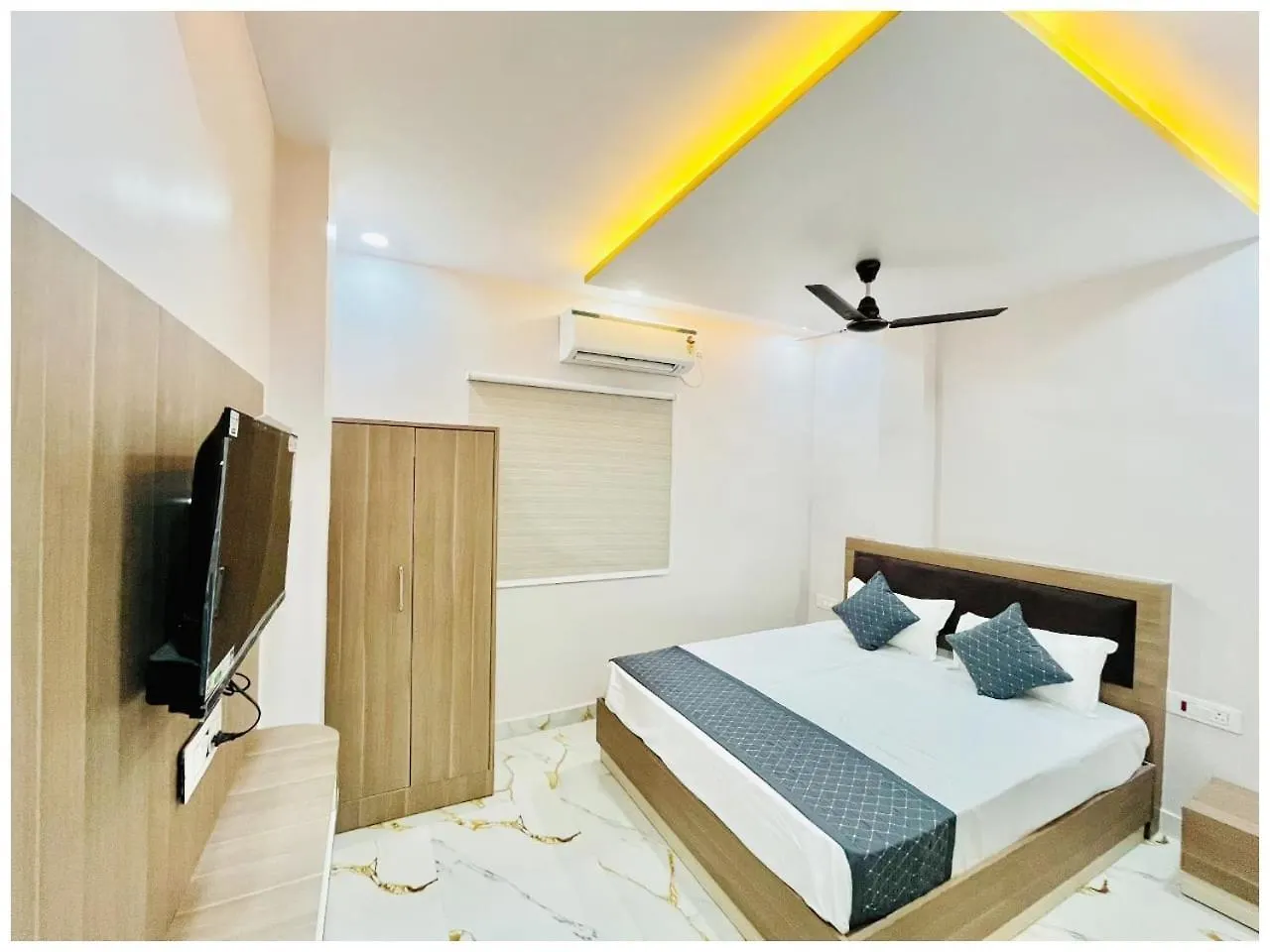 A Premium Hotel Pvs Grand Near Baba Vishwanath Temple - Luxury & Spacious Rooms #Wifi #Parking #Lift & Excellent Customer Service - Best Location - Best Seller Hotel In Varanasi