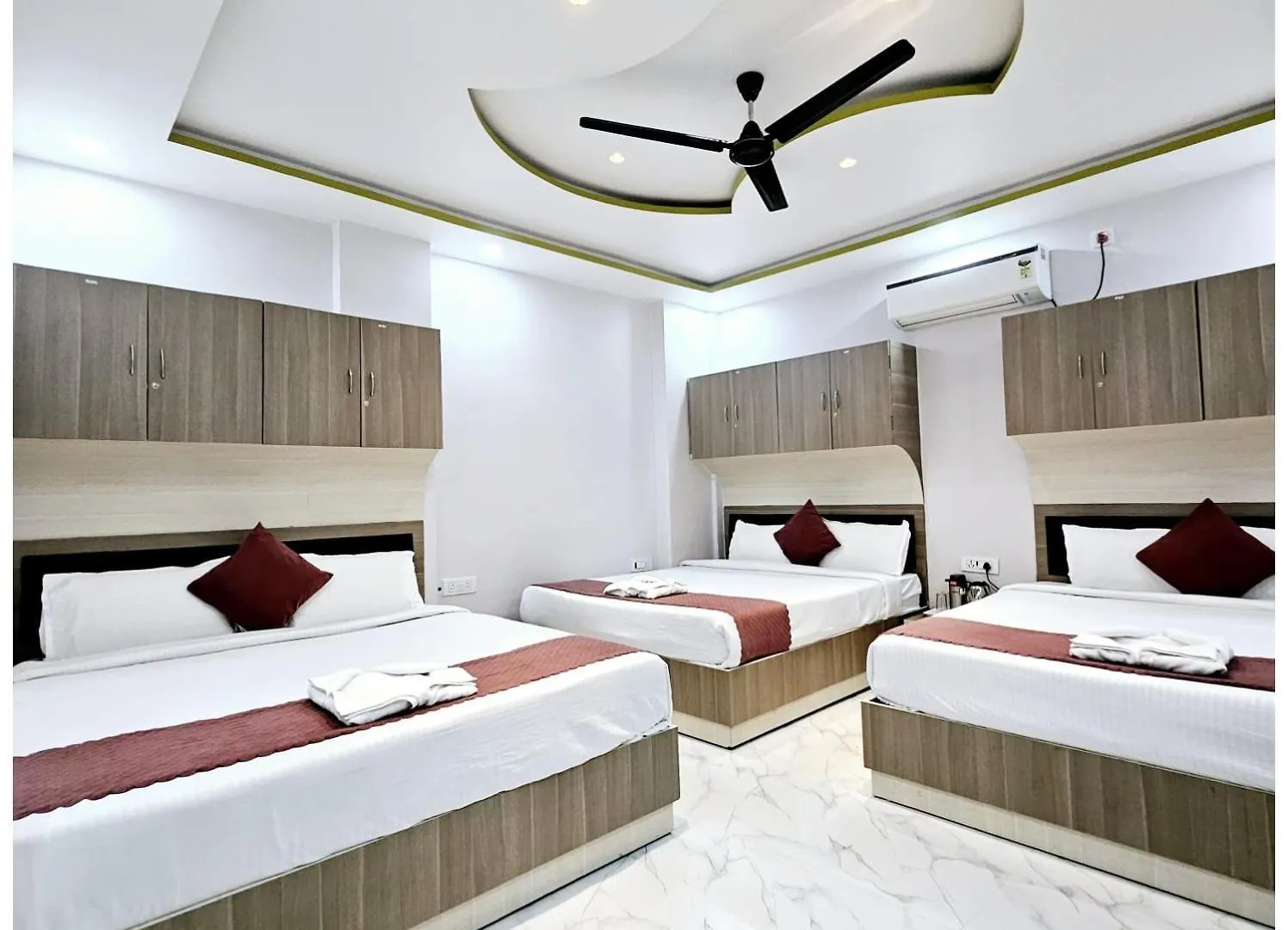 A Premium Hotel Pvs Grand Near Baba Vishwanath Temple - Luxury & Spacious Rooms #Wifi #Parking #Lift & Excellent Customer Service - Best Location - Best Seller Hotel In Varanasi