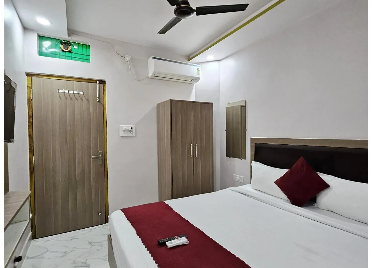 A Premium Hotel Pvs Grand Near Baba Vishwanath Temple - Luxury & Spacious Rooms #Wifi #Parking #Lift & Excellent Customer Service - Best Location - Best Seller Hotel In Varanasi