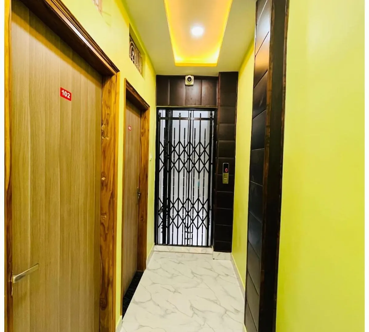 A Premium Hotel Pvs Grand Near Baba Vishwanath Temple - Luxury & Spacious Rooms #Wifi #Parking #Lift & Excellent Customer Service - Best Location - Best Seller Hotel In Varanasi